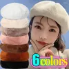 BERETS 2023 PLUSH BERET Kvinnlig vinterhuv för kvinnor Flat Cap Stick Cashmere Hats Lady Girl Skullcap Painter Hat