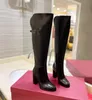 Botas mais recentes do joelho feminino, saltos grossos, saltos altos, superior de couro genuíno, sola com decoração de fivela, tamanho 35-42, tubo alto, lado interno com meia fivela de zíper