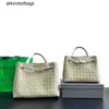 Bottegaaveneta handväskor Andiamos -väskor med en nischdesign Den nya vårmetallspännen vävda tygväska har enskild axel bärbar hög kapacitet kvinnor fr