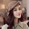 Women Winter Vintage 100 Wool Felt Cloche Hat مع Flower Up Turn Brim Bowler Pillbox Cap Party Fedoras Ladies غير متماثل Bert 231226