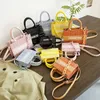 18% rabatt designer Spring/Summer Internet Celebrity Women's Tote Korean version avancerad och elegant handväska stor kapacitet mångsidig väska