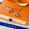 Pendiente de trébol de lujo de marca Logotipo de marca clásico Pendientes de tuerca chapados en oro con encanto para mujer Joyería de marca de diseñador Diseño clásico Pendientes de regalo de amor