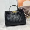 Bolsas comerciais de bolsas de alta qualidade de couro de bezerro de bezerro e gente de fivela de fivela de bolsa de ombro médio bolsa de luxo Bolsa de tricô feminina NOVO