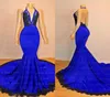 Abiti da ballo lunghi sirene blu royal 2023 Halter Deep V Neck Appliques in pizzo senza schienale Spazzare abiti da sera formali Abiti Red Carpet1698085