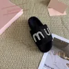 Miui Miui Designer Rignestone Diamond Logo Fur Slippers Femme Paseo Paris Designer Furry Mule plat Slides Ladies Fluffy Platform Sandals Sandals Indoor Shoes Slider