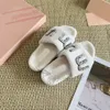 Miui Miui Designer Rignestone Diamond Logo Fur Slippers Femme Paseo Paris Designer Furry Mule plat Slides Ladies Fluffy Platform Sandals Sandals Indoor Shoes Slider