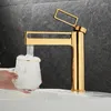 Rubinetti per lavandino del bagno Rubinetto per lavabo moda creativa Oro / Ottone cromato e miscelato a freddo Rubinetto monocomando scavato Scavato