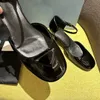 특허 삼각형 장식 펌프 샌들 블록 두꺼운 단독 매끄러운 글로시 가죽 하이힐 둥근 발가락 디자이너 드레스 파티 신발 크기 35-42