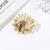 Broschen Daisy Bee Insekt Brosche Emaille Pins mit Strasssteinen Mode elegante niedliche Schmuck Lapel Pin Kleidung Accessoires Geschenk für Frauen