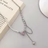 2024 Designers Ins Heart Splice Pearl Necklace Designkänsla High End Light Luxury Small Number Collar Necklace Nya coola tillbehör