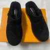 Piattaforma A114 1ACHW3 Aspen Clog Pelle di vitello scamosciata nera e shearling Micro suola con battistrada Fodera in pelle di pecora Zoccoli Pantofole Comode s