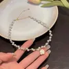 2024 DESIGNERS Collier de camélia en perles de style français pour femmes avec un sentiment de luxe et de polyvalencel ightl uxuryin ternetce lebrityco llarbonech ainpur edes