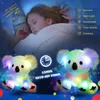 25cm luminoso bonito koala brinquedos de pelúcia iluminar presente de aniversário musical macio animais de pelúcia para meninas crianças brilhante brinquedo de dormir 231228