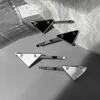 Dört renkli tasarımcı saç klipli kız hediye pembe saç kekleri marka lüks saç takılar yeni sonbahar siyah beyaz metal saç aksesuarları klasik üçgen tavan takımı