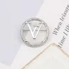 2color Korean Luxury Brand Designer V Letter Brooches Small Sweet Wind Brooch Suit Pin Crystal Fashion Jewelry Accessorie Wedding Party