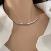 チェーンは、女性の鎖骨チェーンのために設計された金属の不規則なプリーツネックレスをhammerしましたクールスタイル短いネックチェーン