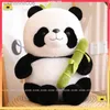 Gevulde pluche dieren 30 cm Creatieve grappige pop Bamboe buis Panda knuffel Gevuld Zacht betraand Panda verstopt in bamboe tas Speelgoed voor kinderen meisjes GiftL231228