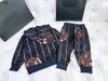 ブランドベビートラックスーツボーイズ2ピースセットキッズデザイナー服サイズ90-150円形パターンフード付きジャケットとパンツDEC20