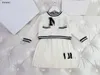 Luxury Girls Tracksuits Cute White Kids Dress Suits Storlek 100-160 Ullblandning Cardigan och kort kjol Dec20