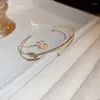 Очаровательные браслеты с золотыми для женщин