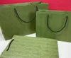 Sac cadeau vert populaire de nouveau style de styliste, sacs d'emballage de luxe en papier de grande taille 7053067