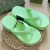 Nouvelles pantoufles de mode sandales de créateurs sandales chaussures en caoutchouc chaussures de plage antidérapantes en plein air talons hauts à chevrons chaussures d'intérieur pour femmes talons épais sexy