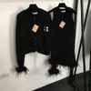 24SS FW Женские дизайнерские комплекты платьев из двух частей с буквенными перьями Вязаные костюмы для девочек Взлетно-посадочная полоса Высококачественный дизайнерский люксовый бренд Рубашка Укороченные топы Свитер и мини-жилет Платье