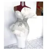 2022 Skromne białe paski koktajlowe Rucha satynowa długość kolan Krótki bal maturalny suknie wieczorowe kryształowe cekiny z koralikami 3467857