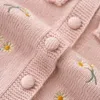 Корейский свитер с вышивкой для маленьких девочек, осеннее модное хлопковое пальто с утолщенным цветочным воротником, детский вязаный теплый кардиган, пальто, верхняя одежда 231228