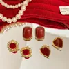 Ryggar örhängen kvinnors retro stil röd med flockade bågörklämmor utan hål 2024 Trendiga och klassiker tillbehör
