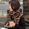 30% rabatt på halsduk halsduk kvinnors nya nätverk röd förtjockad dubbel f ​​bokstav ins stil hög utseende kassamere vinter varmt sjal