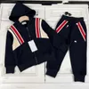 Jaquetas de casaco infantil com calças compridas duas peças designers de roupas de bebê preto color zip cut algodão casual infantil trajes esportivos