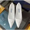 Summer Sandals High Heels Pointed Shoes Women P Triangle Sign White Black Shiny Patent Leather 35cm 7,5 cm tunna klackar Bröllopsskor Storlek 35-40