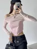 Mulheres Camisetas Pu Caiying Mesmo Estilo Ombro Assimétrico Triângulo Hem Bare Midriff Sexy Slim Fit Long-Sleeved T-shirt Top para Mulheres Primavera