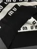 Miumius İki Parça Elbise Tasarımcı Markası 2023 Sonbahar/Yaz Yeni Kontrast Şerit Mektubu Örme Üst Yarım Etek Seti UCTB