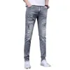 Europäische High-End-Jeans mit besticktem, bedrucktem, heißgebohrtem, perforiertem Schnitt für Herren 2023 Frühlingsmodemarke Slim Fit Freizeithose mit kleinen Füßen