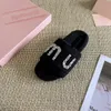 Miui Miui Designer Rhinestone Diamond Logo Bur Slippers Women Paseo Paris Designer Furry Flat Mule Slides Dames Fluffy Platform Sandalen Binnenschoenen Schuifregelaar