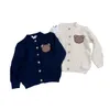 Diseñador infantil niños oso cardigan de punto niñas pequeñas dibujos animados apliques suéter de manga larga outwear bebés niños giros tejer ropa S0620