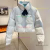 Giacca invernale da donna Piumino di lusso da donna Piumini firmati Triangolo in metallo Colletto alla coreana Cappotti cardigan Cappotto caldo di pane corto