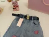 Luxuriöse Baby-Jeans, Plüsch-Jeans mit Buchstabenverzierung für Kinder, Größe 100–160, Designer-Kinderhose, inklusive Gürtel, 20. Dezember