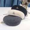 Designer Vivine Westwoods Hat Empétique japonaise Dowager grand chapeau Classique Saturne Couleur solide polyvalente