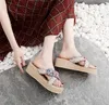 Slipare kvinnor sommar lågblommor på en kil pantofler gummi flip flops skiffer kvinnlig strand platt 2023 hawaiian sabot bomull