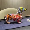 Creative Graffiti Dachshund Dog Statue Home Decor Colorful French Bulldog Sculpture Animal Figur Fature Living Room Desk Tillbehör 231227