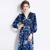 Blue elegante maxi vestido quadra de vestuário estilo vintage impressão em vistos de decote em vistos de peito de peito de peito de altura da cintura alta lanterna boho vestes longas