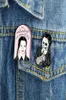 A família Addams inspirada na quarta-feira Addams alfinetes de esmalte escuro crachá jaqueta jeans joias presentes broches para mulheres homens 2231147