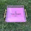 Plateaux fabuleux orange veuve Clicquot Champagne servant un plateau neuf