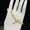 Designer di braccialetti a catena d'oro per donne. Regalo del marchio di moda. Uomini e donne con la stessa coppia di gioielli braccialetti