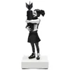 Objets décoratifs Figurines Banksy Bomb Hugger Sculpture moderne Bomb Girl Statue Résine Table Piece Bomb Love England Art House De1088479