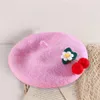 犬のアパレルスタイリッシュな花のペット帽子かわいいチェリーデザインベレー猫のための調整可能な冬の帽子犬犬の小道具年