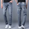 Europeiska och amerikanska trendiga varumärken Vasaki Jeans för mäns high-end Medusa avatar broderi, fashionabla smala fit casual herrbyxor